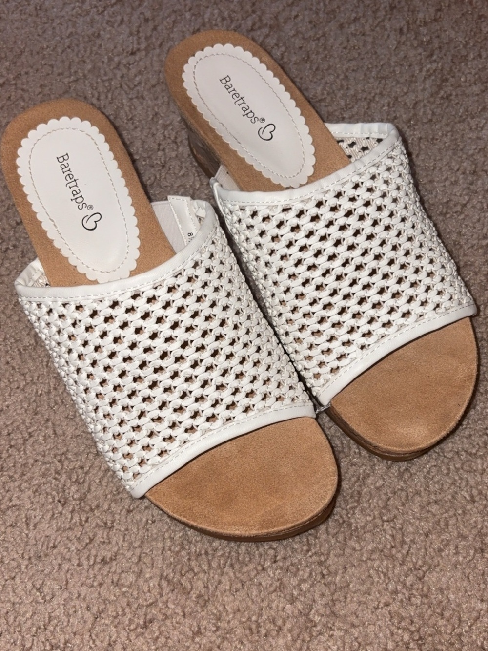 Baretraps Women's Flossey wedge sandals in white size 8.5 women’s NWOT
